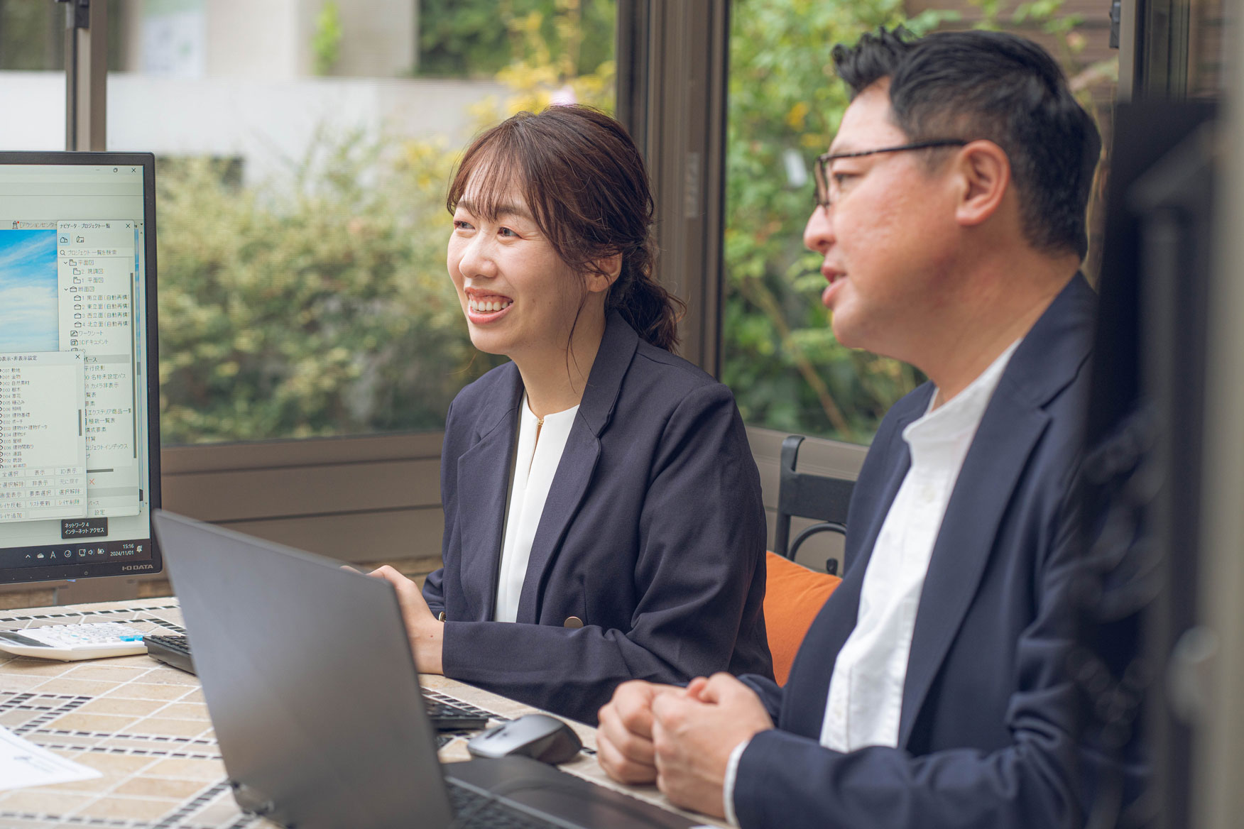 女性と男性が打ち合わせをしている様子